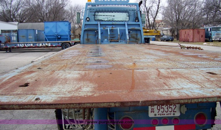 image for item 5105 1985 International F2375 24' rollback truck