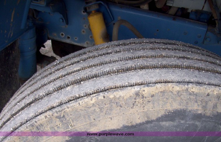 image for item 5105 1985 International F2375 24' rollback truck