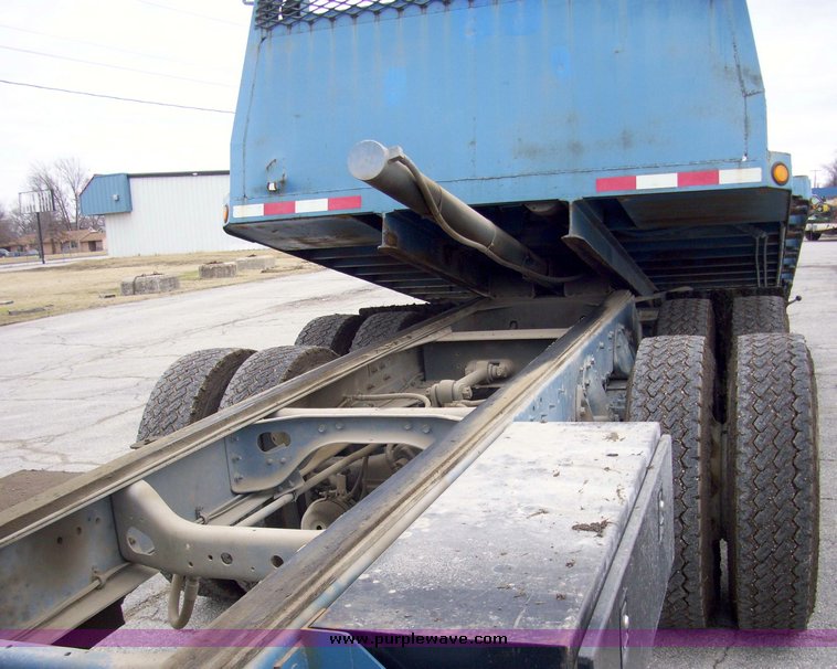 image for item 5105 1985 International F2375 24' rollback truck