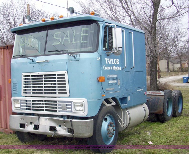 image for item 5106 1985 International C0F9670 semi truck with sleeper cab