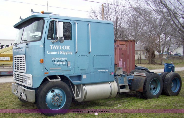 image for item 5106 1985 International C0F9670 semi truck with sleeper cab