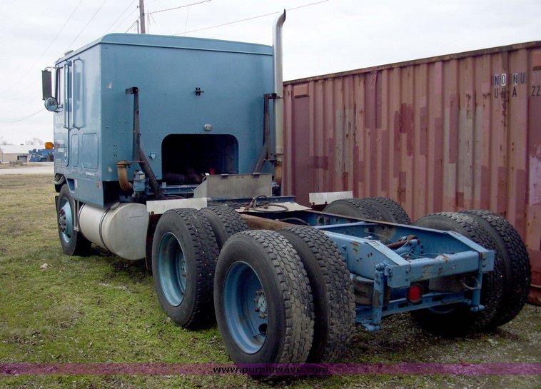 image for item 5106 1985 International C0F9670 semi truck with sleeper cab