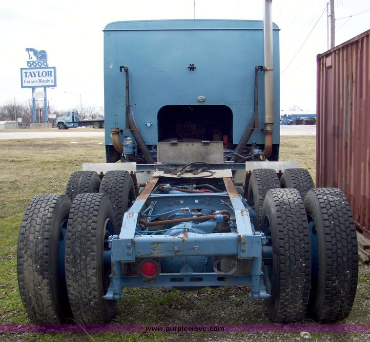 image for item 5106 1985 International C0F9670 semi truck with sleeper cab