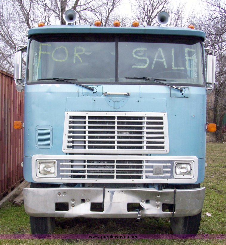 image for item 5106 1985 International C0F9670 semi truck with sleeper cab