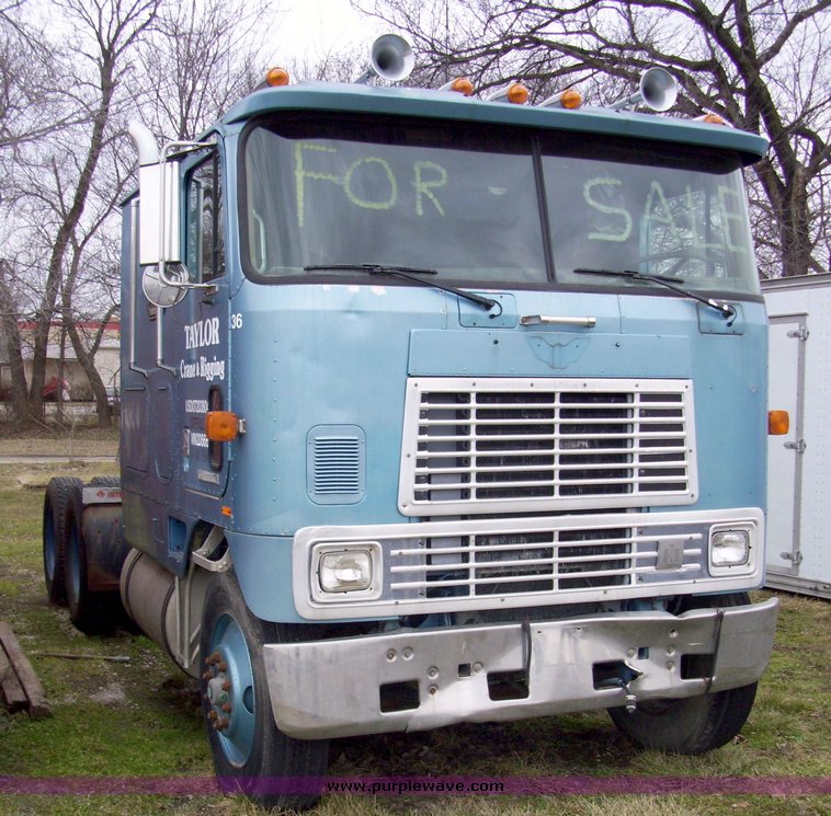 image for item 5106 1985 International C0F9670 semi truck with sleeper cab