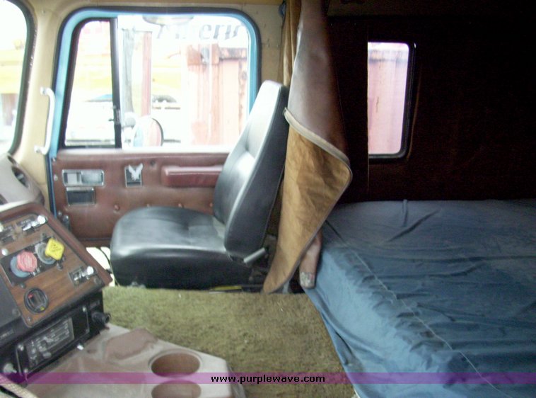 image for item 5106 1985 International C0F9670 semi truck with sleeper cab