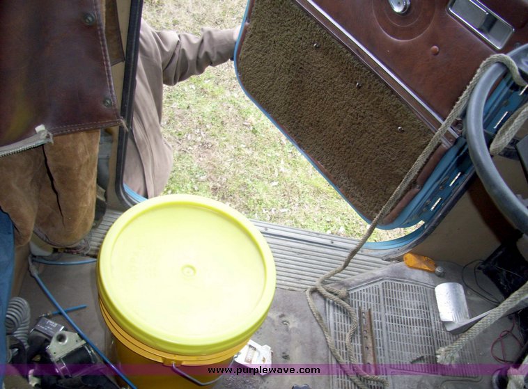 image for item 5106 1985 International C0F9670 semi truck with sleeper cab