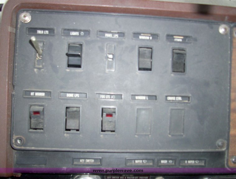 image for item 5106 1985 International C0F9670 semi truck with sleeper cab