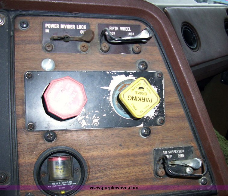 image for item 5106 1985 International C0F9670 semi truck with sleeper cab