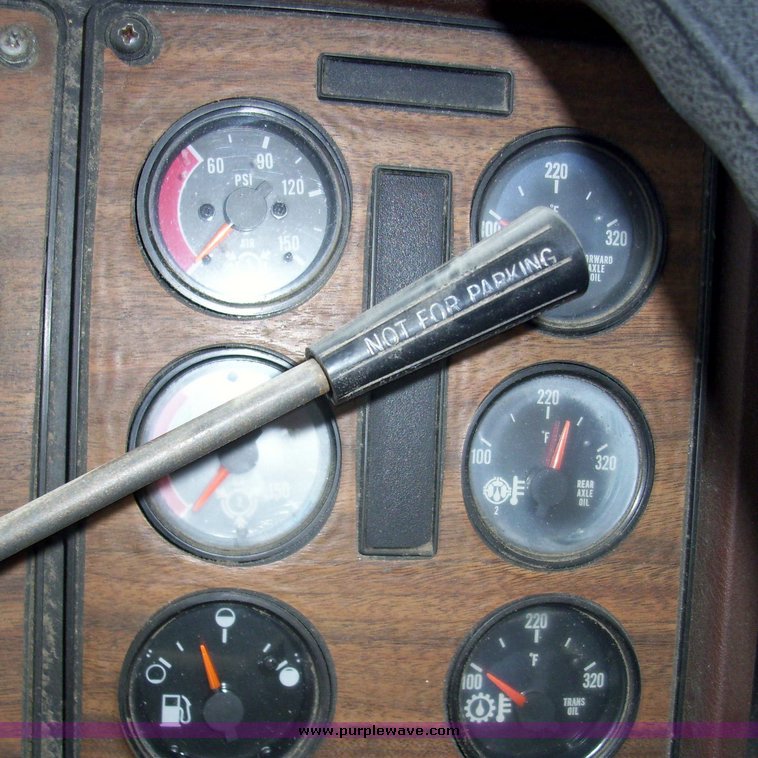 image for item 5106 1985 International C0F9670 semi truck with sleeper cab