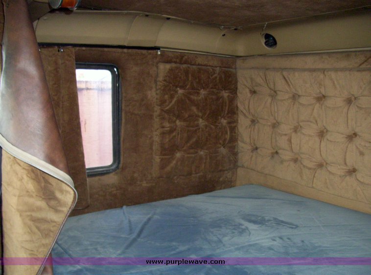 image for item 5106 1985 International C0F9670 semi truck with sleeper cab