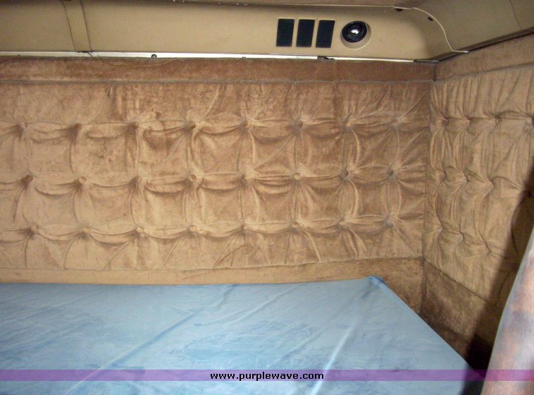 image for item 5106 1985 International C0F9670 semi truck with sleeper cab