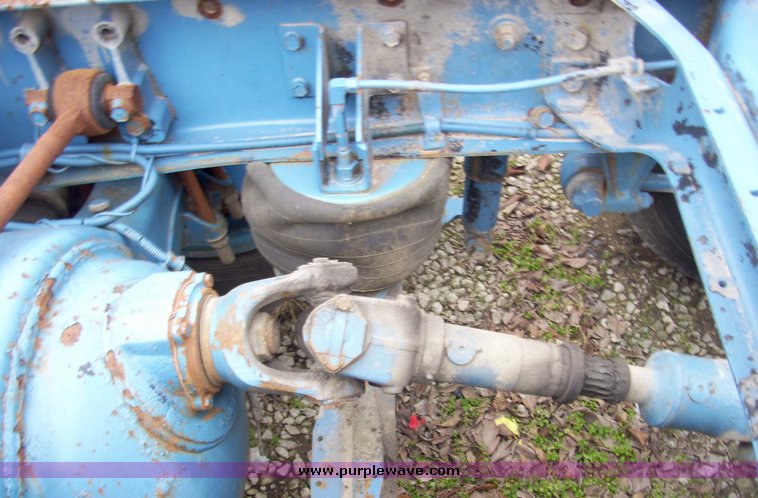 image for item 5106 1985 International C0F9670 semi truck with sleeper cab