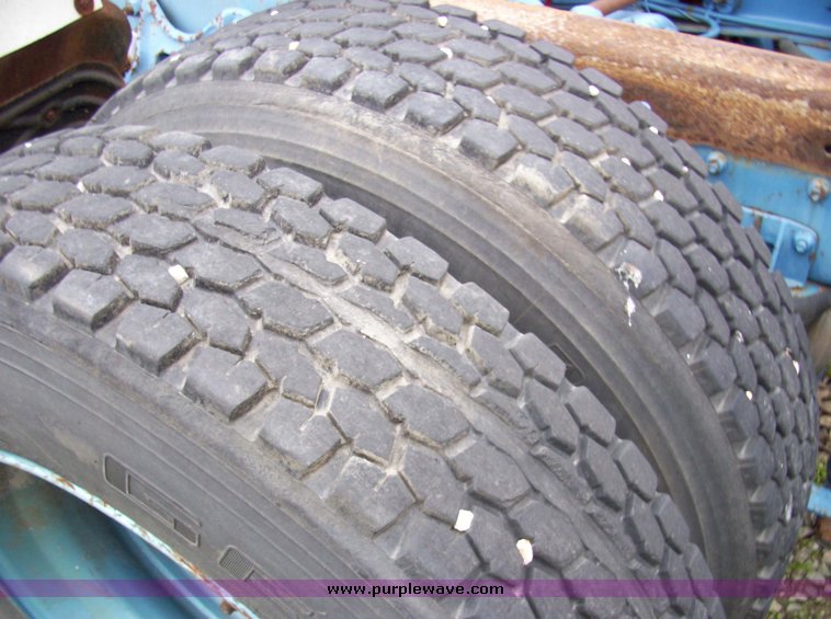 image for item 5106 1985 International C0F9670 semi truck with sleeper cab