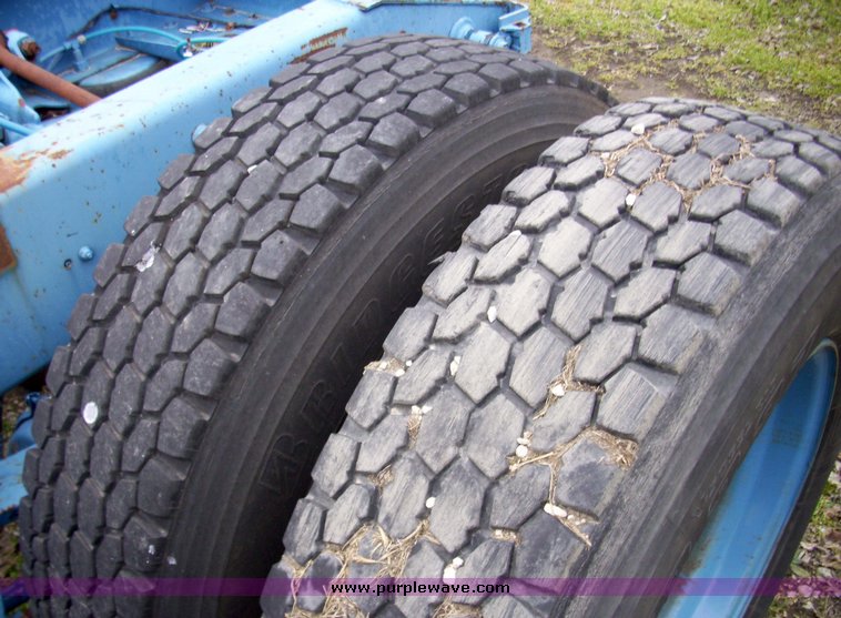 image for item 5106 1985 International C0F9670 semi truck with sleeper cab