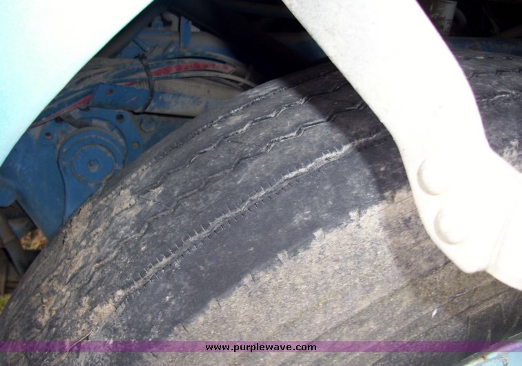 image for item 5106 1985 International C0F9670 semi truck with sleeper cab