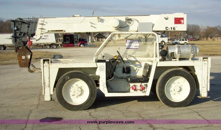 image for item 5108 1996 P And H D851 8 1/2 ton carry deck crane