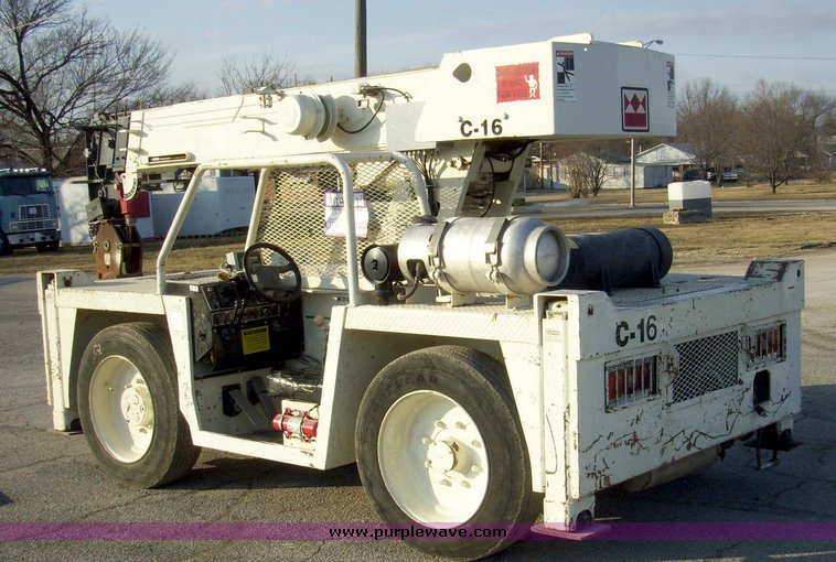 image for item 5108 1996 P And H D851 8 1/2 ton carry deck crane
