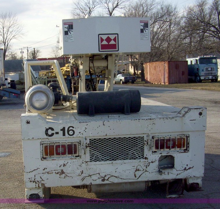 image for item 5108 1996 P And H D851 8 1/2 ton carry deck crane