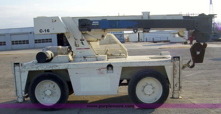 image for item 5108 1996 P And H D851 8 1/2 ton carry deck crane