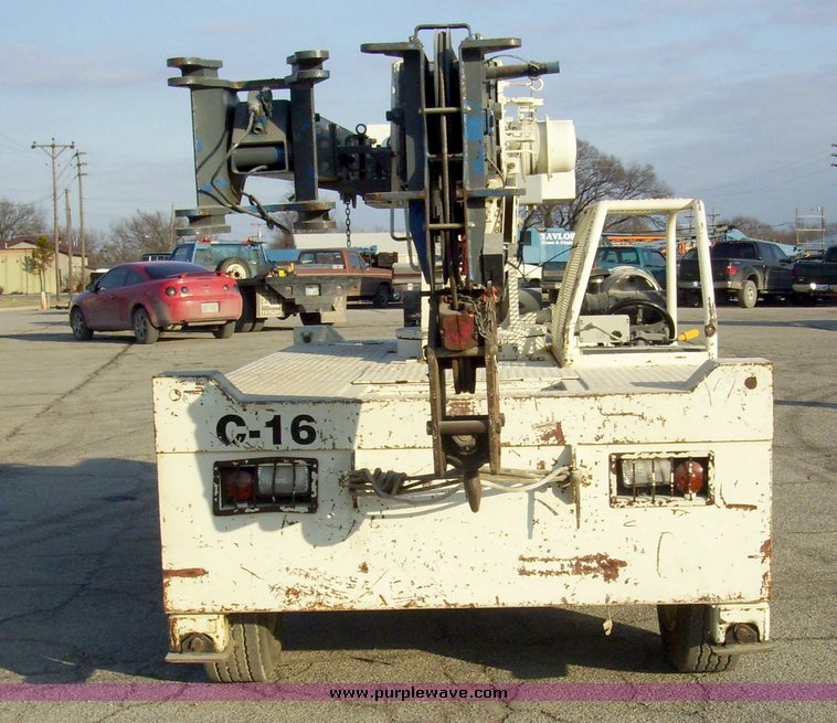 image for item 5108 1996 P And H D851 8 1/2 ton carry deck crane