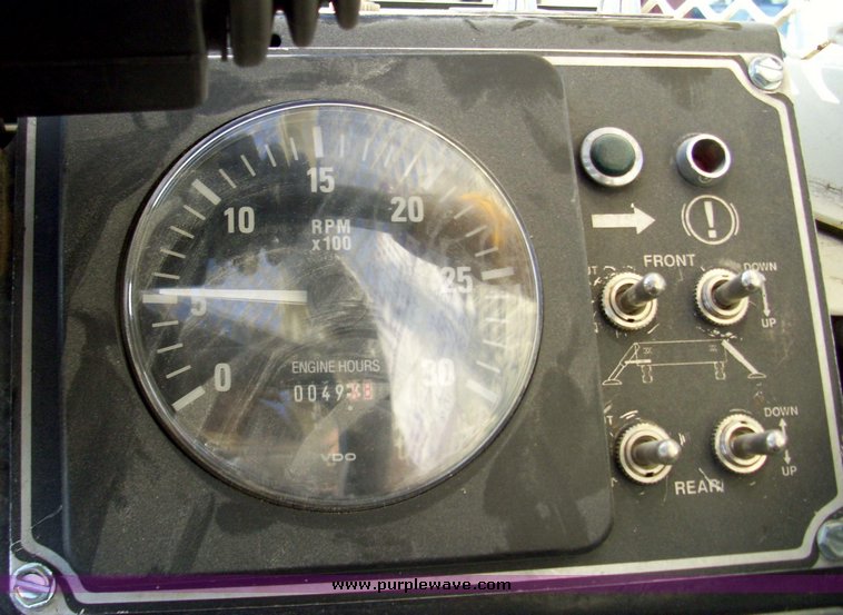 image for item 5108 1996 P And H D851 8 1/2 ton carry deck crane