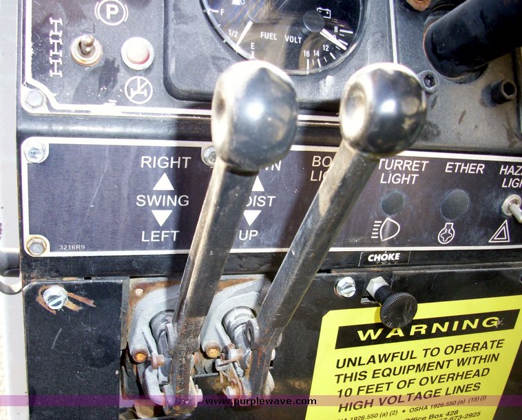 image for item 5108 1996 P And H D851 8 1/2 ton carry deck crane