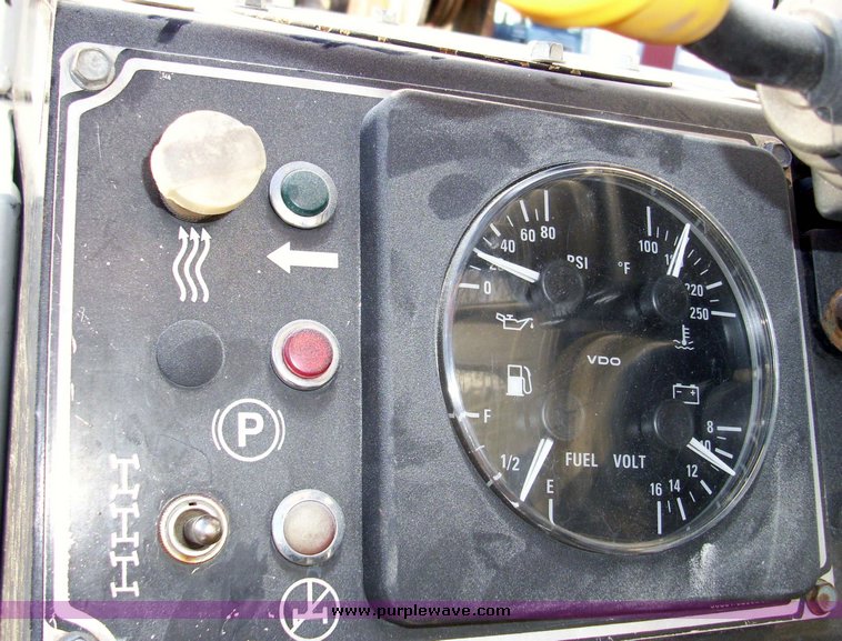 image for item 5108 1996 P And H D851 8 1/2 ton carry deck crane