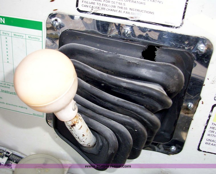 image for item 5108 1996 P And H D851 8 1/2 ton carry deck crane