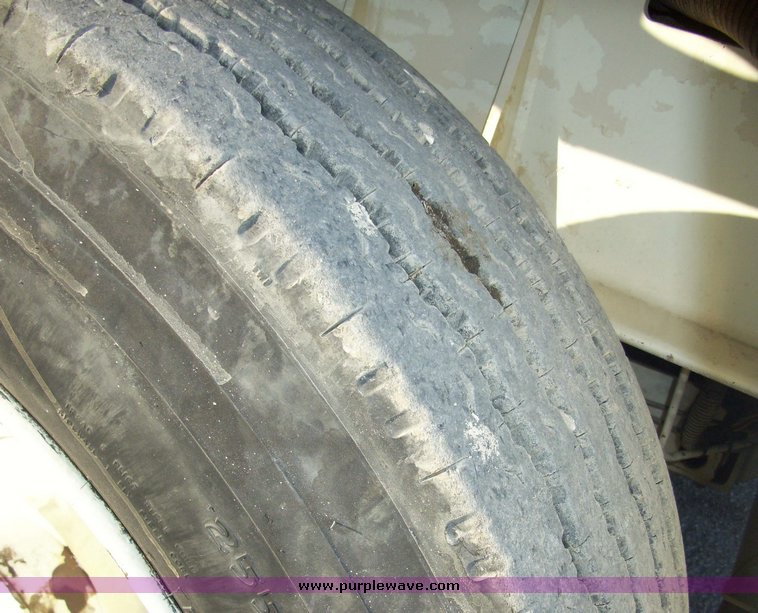 image for item 5108 1996 P And H D851 8 1/2 ton carry deck crane