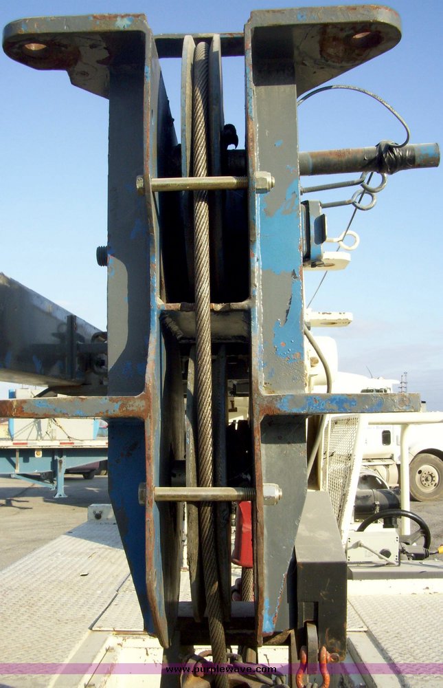 image for item 5108 1996 P And H D851 8 1/2 ton carry deck crane