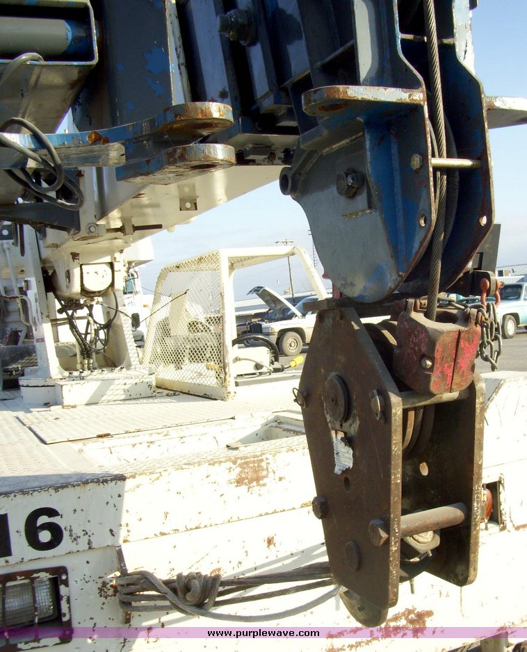 image for item 5108 1996 P And H D851 8 1/2 ton carry deck crane