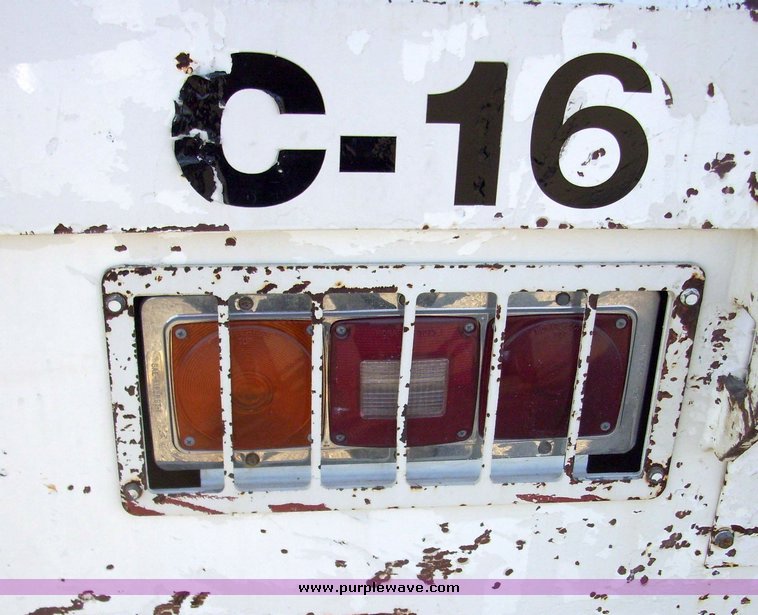 image for item 5108 1996 P And H D851 8 1/2 ton carry deck crane