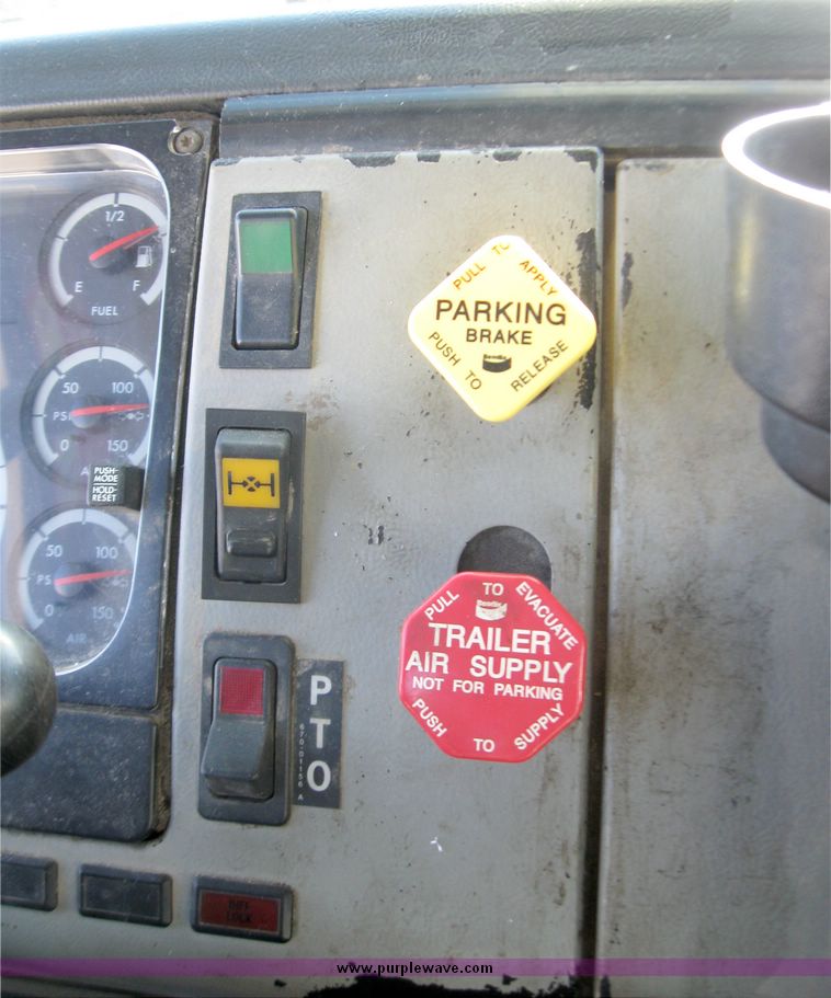 image for item 5330 2001 Freightliner FL70 bucket truck