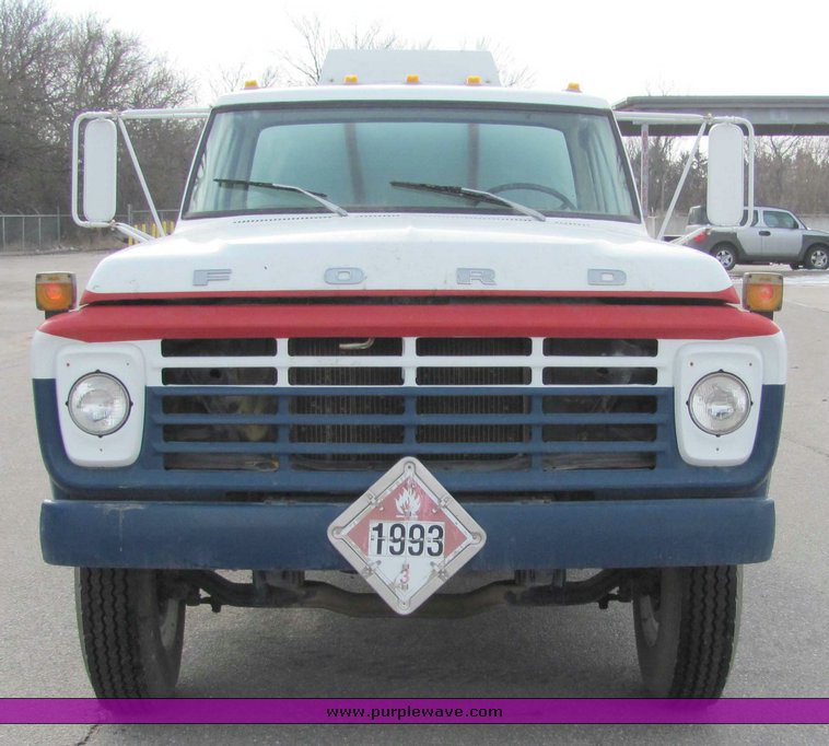 image for item 6692 1979 Ford F700 fuel truck