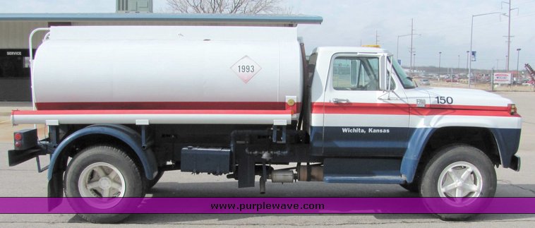 image for item 6692 1979 Ford F700 fuel truck