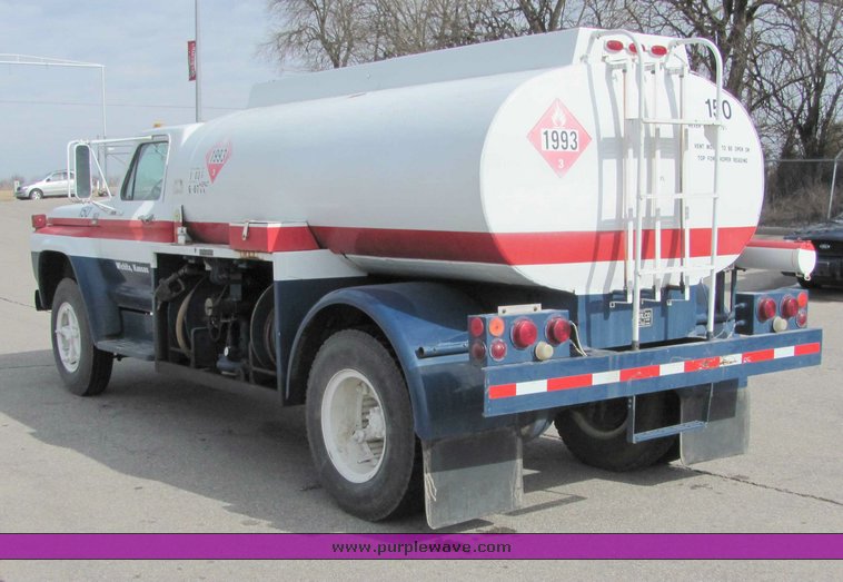 image for item 6692 1979 Ford F700 fuel truck
