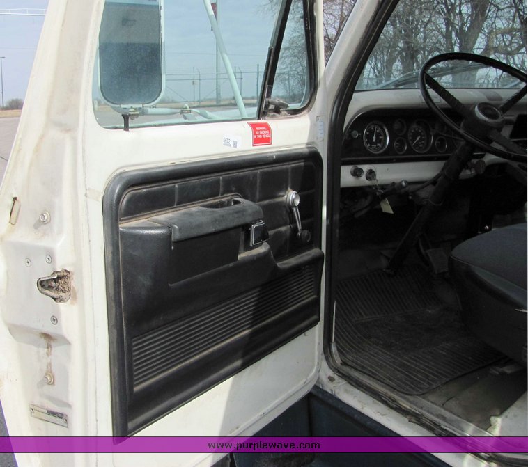 image for item 6692 1979 Ford F700 fuel truck