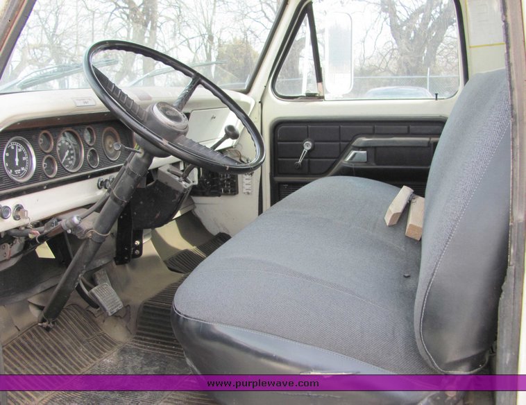 image for item 6692 1979 Ford F700 fuel truck