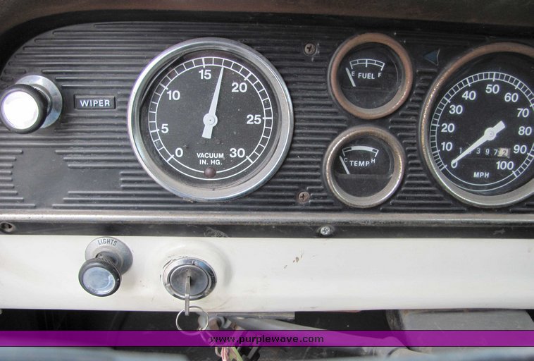 image for item 6692 1979 Ford F700 fuel truck