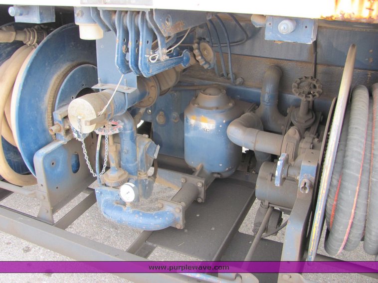 image for item 6692 1979 Ford F700 fuel truck