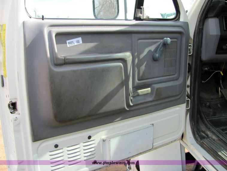 image for item 8031 1996 Ford F800 boom truck