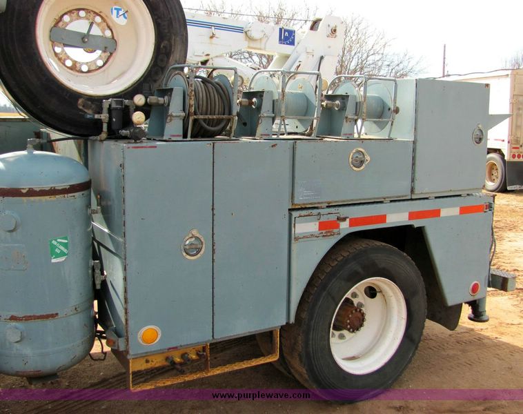 image for item 8031 1996 Ford F800 boom truck