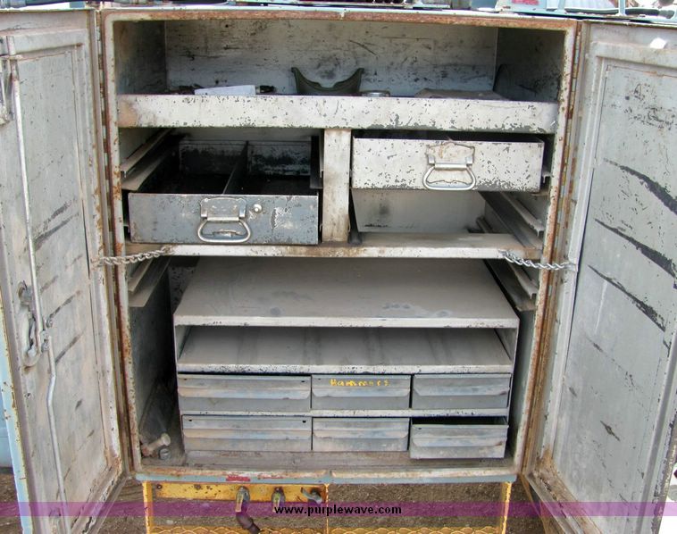 image for item 8031 1996 Ford F800 boom truck