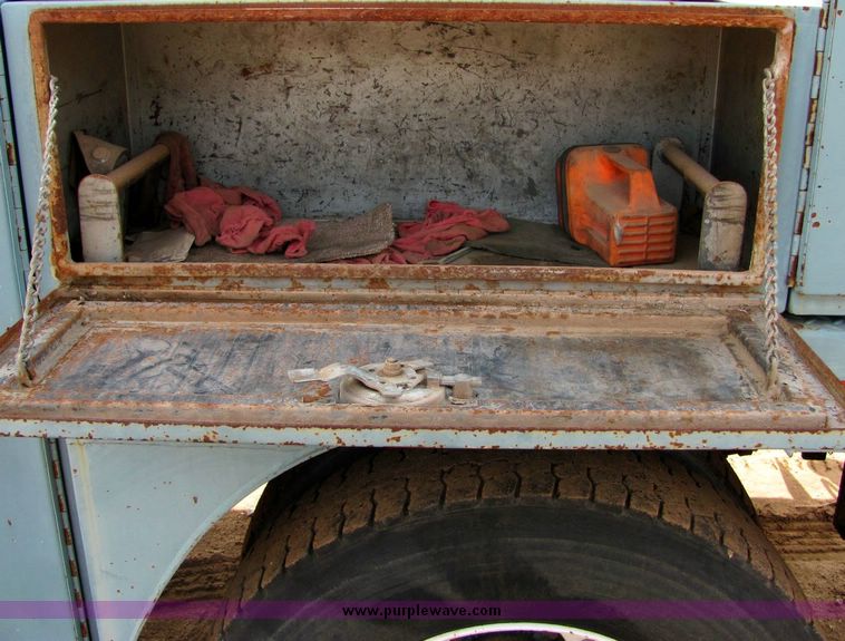 image for item 8031 1996 Ford F800 boom truck