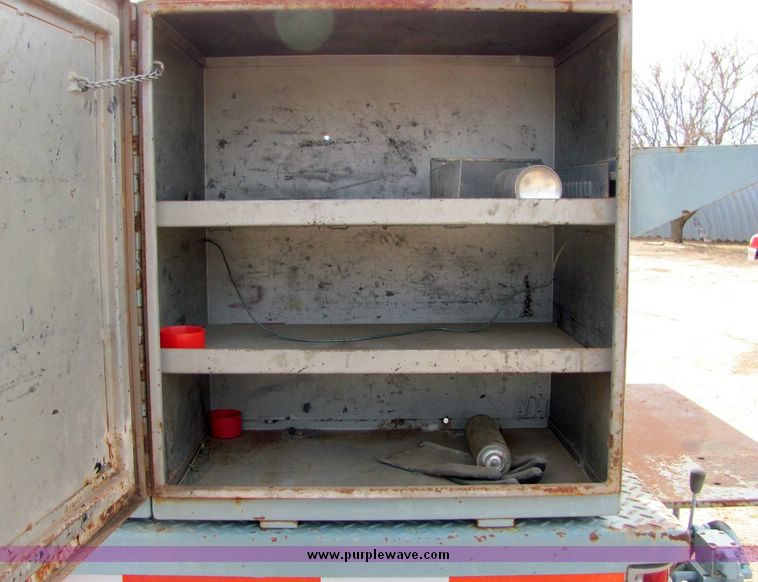 image for item 8031 1996 Ford F800 boom truck