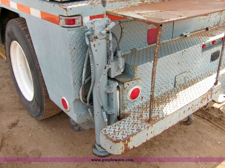 image for item 8031 1996 Ford F800 boom truck