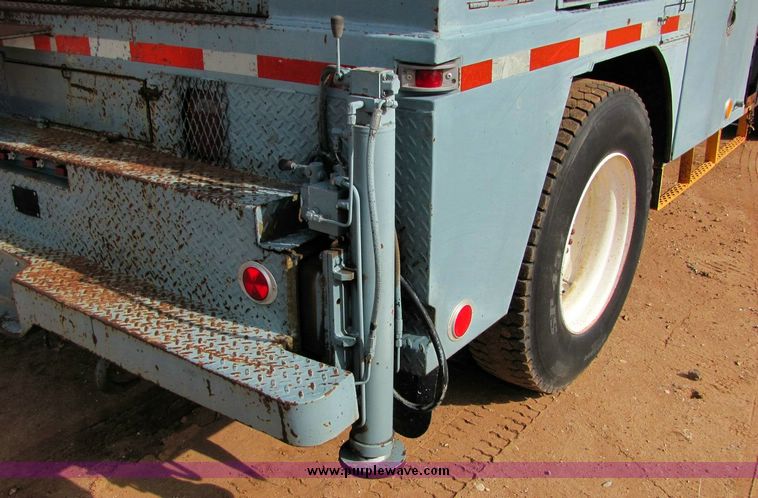 image for item 8031 1996 Ford F800 boom truck