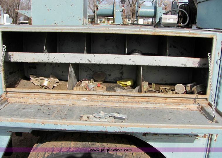 image for item 8031 1996 Ford F800 boom truck