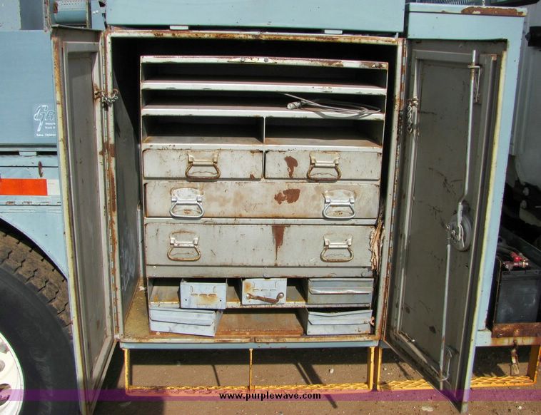 image for item 8031 1996 Ford F800 boom truck